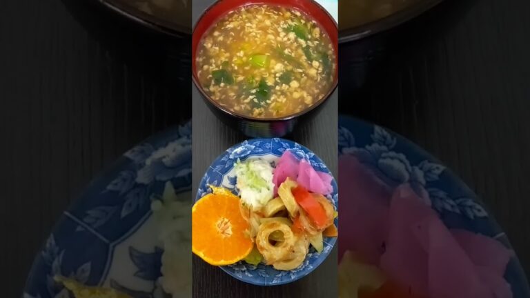 #夕食 。菜の花さけあんかけ丼、ポテトサラダ、ちくわ野菜炒め、漬物、みかん。