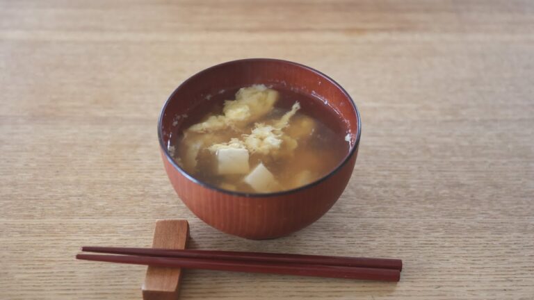 【ふわふわ卵とお豆腐のお吸い物】昆布だしを使ったシンプルで上品な味わい