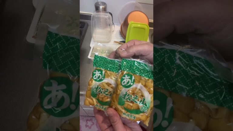 今回はなめこの味噌汁を作りました。寒い日には味噌汁‼️味噌汁はダイエットにも良いですから、夜食にも向いてますよ😊なめこの味噌汁は私が1番好きな味噌汁です。是非皆さんも好きな具材を入れて作って下さい。