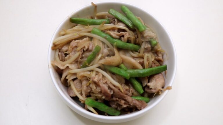 フライパンで焼くだけ簡単料理！豚肉ともやしのオイスターソース炒め！