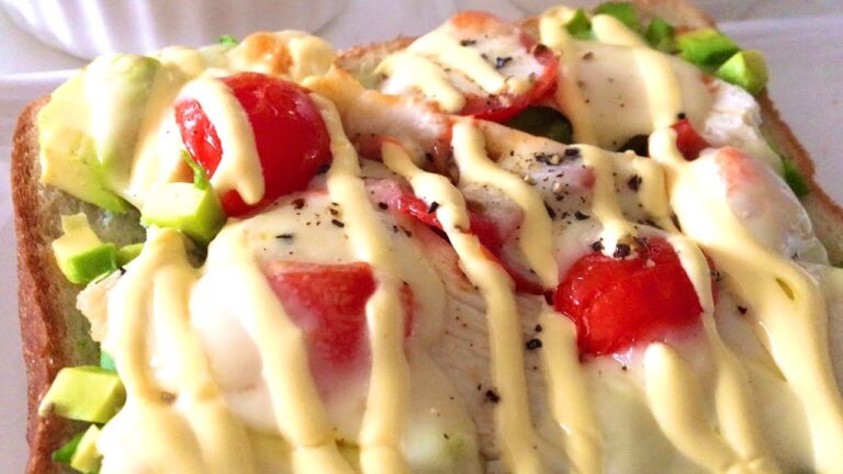 蒸し鶏とアボカドのチーズトースト Cheese on toast with a steamed chicken and avocado