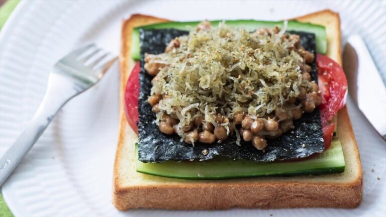 食感も味わいも…重ねて大満足！「 カリカリじゃこの納豆トースト 」 松田美智子 の本当においしい朝ごはん#2｜kufura [クフラ]