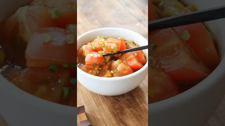 カレーうどんはトマト入れると絶妙な酸味で妙に美味しい。麺つゆ入れると「麺つゆ×トマト」のイノシン酸とグルタミン酸のうま味で抜群に美味しくなります。レンジで簡単。レシピは右上の点から説明欄へ