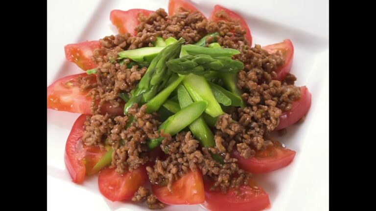 野菜の緑と赤が食卓で映える トマトとアスパラの肉そぼろサラダ ｜ moguna[モグナ]