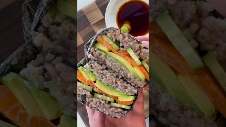 【-25kg料理】サーモンとアボカドのおにぎらず🤤