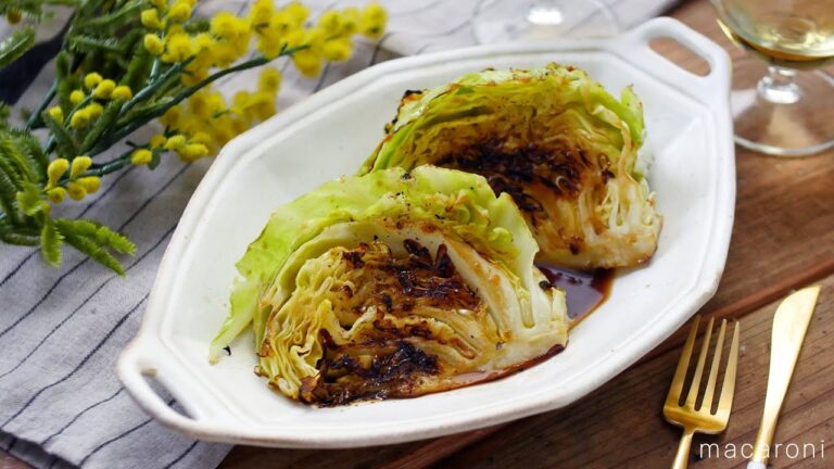 【春キャベツのステーキ】切って焼くだけ！メイン級おかずレシピ♪｜macaroni（マカロニ）