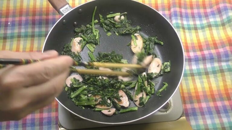 冷凍ほうれん草と魚肉ソーセージのバター炒め