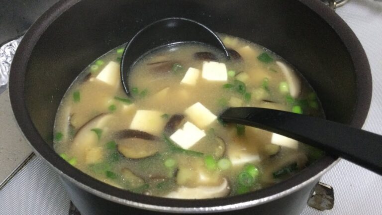 揚げ新じゃがと揚げ茄子の味噌汁の作り方教えます❤️油で揚げるので旨さ倍増です😋