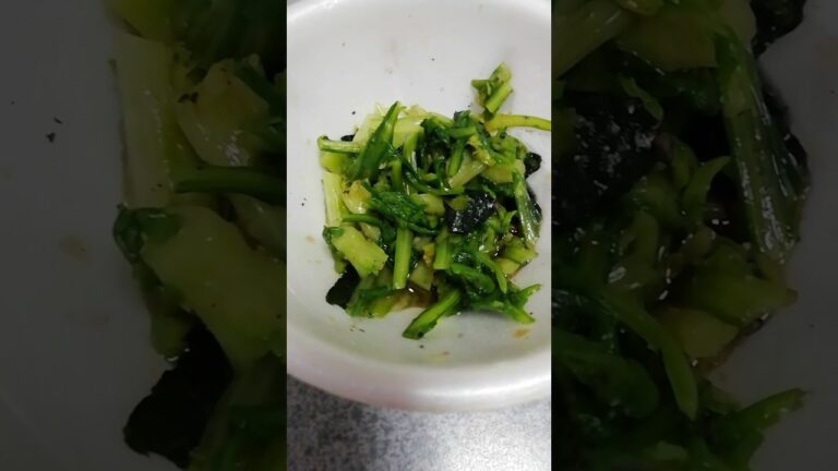 昼ごはん　おかず　豚汁に春菊　春菊和え物　だし醤油　のり　すりごま入れて