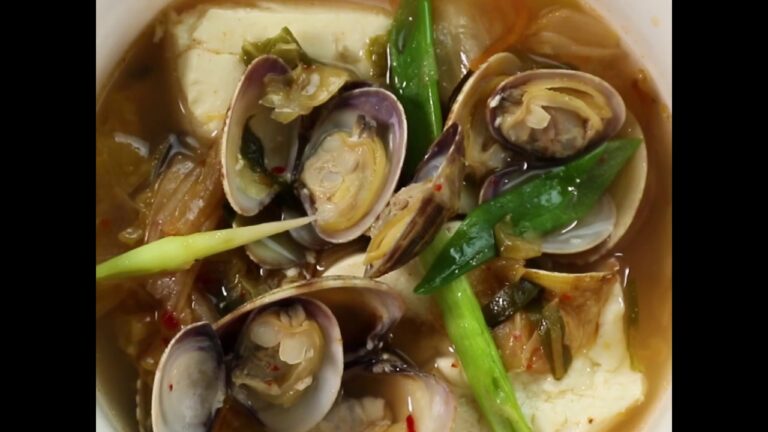 あさりとキムチのうま味がたっぷり溶け出した 豆腐とあさりのキムチスープ ｜ moguna[モグナ]