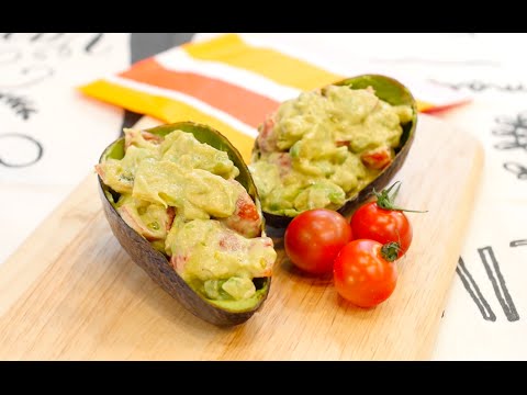 器もアボカドで！アボカドとトマトの和風和えの作り方