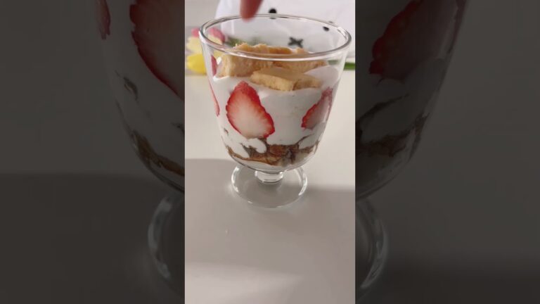 【おうちカフェ】いちごが可愛い絶品簡単ティラミス🍓🤍