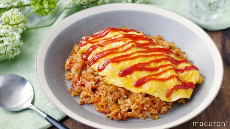 【ひき肉でオムライス】ひき肉でジューシーな仕上がり！ランチにもおすすめ♪｜macaroni（マカロニ）