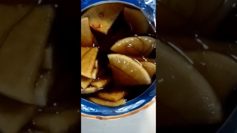 一週間分の作り置き番外編！　　干さずに作る大根のハリハリ漬け風は…。2週間近く立つとこんな感じの色になります。美味しそう〜。