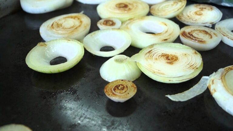 鉄板で焼かれる泉州たまねぎ