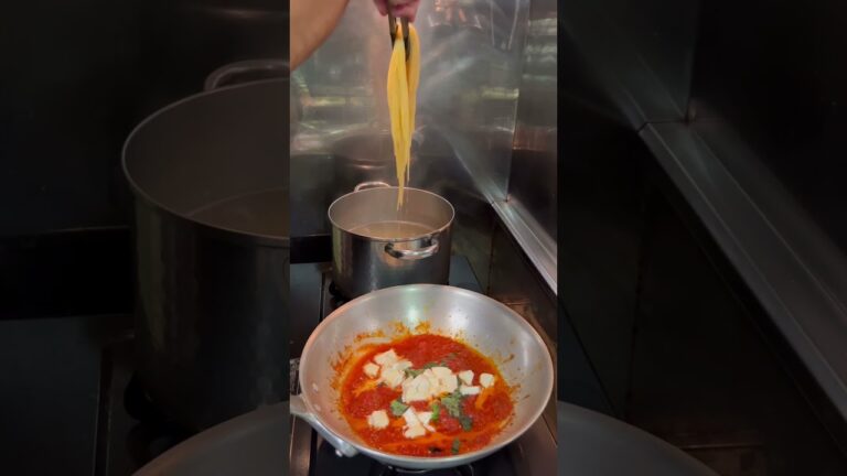 モッツァレラチーズとバジル香る、トマトパスタ、簡単美味しい、悲しい事に自炊をする事になった、50代おじさんの料理奮闘記