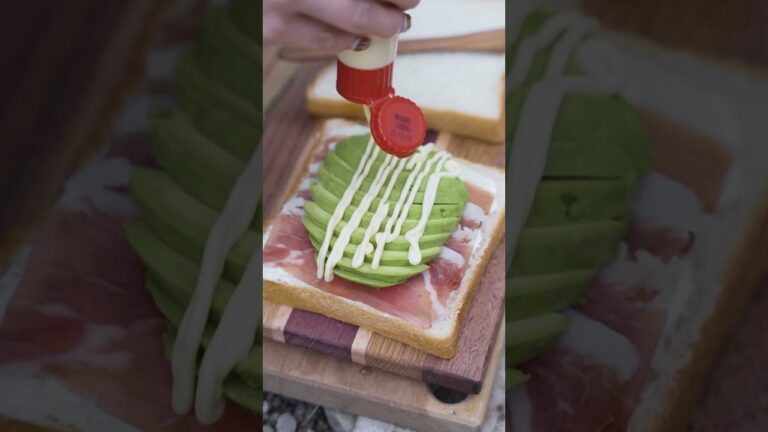 【キャンプ飯】生ハムとアボカドのクリチーホットサンド