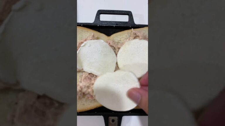 【ぼっち高校生が作る料理】ツナ缶とモッツァレラを組み合わせたツナマヨサンドを作ってみた