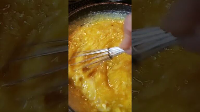 夕ご飯🍚は、しっとりフワッとな炒り卵と 生姜が効いてる鶏そぼろを作って、二色丼 作ったよ ☺️