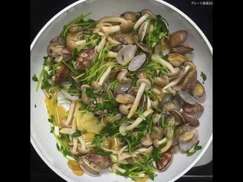 たっぷり豆苗を使ったピリ辛炒め あさりと豆苗のピリ辛蒸し炒め ｜ moguna[モグナ]