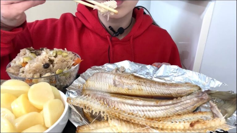 【ASMR 咀嚼音】煮浸しのつゆで炊き込みご飯とホッケとべったら漬け！Grilled Okhotsk Atka Mackerel Seasoned rice with vegetables