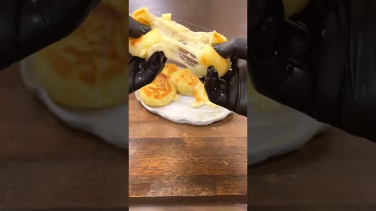 もちもちジャガイモ芋もちにとろけるチーズが絶妙！手軽なおやつレシピ