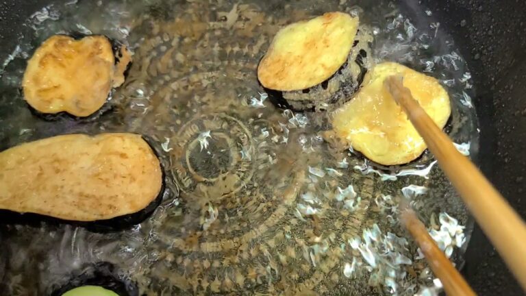 フライパンで油で揚げてるナスの天ぷらを裏返すだけの動画