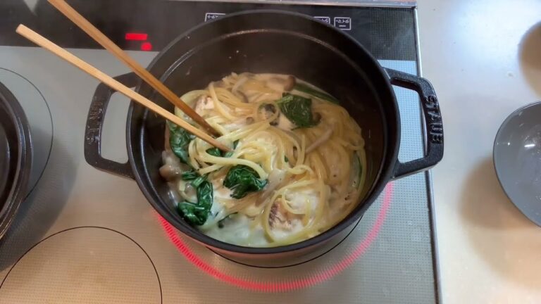 【ワンポットパスタ】鮭缶と きのこと ほうれん草のクリームスープパスタ【ストウブ】