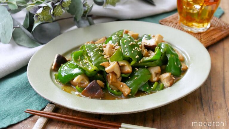 【しいたけとピーマンのバタポン炒め】5分でパパッと作れる簡単副菜！バターとポン酢で味付け簡単♪｜macaroni（マカロニ）