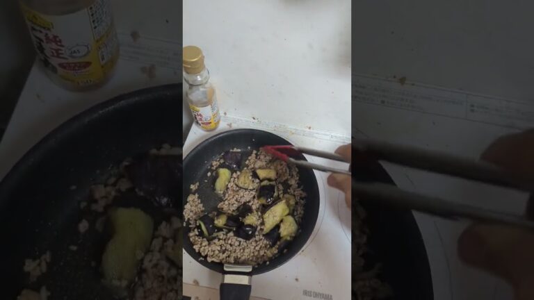 茄子とひき肉を炒めてます