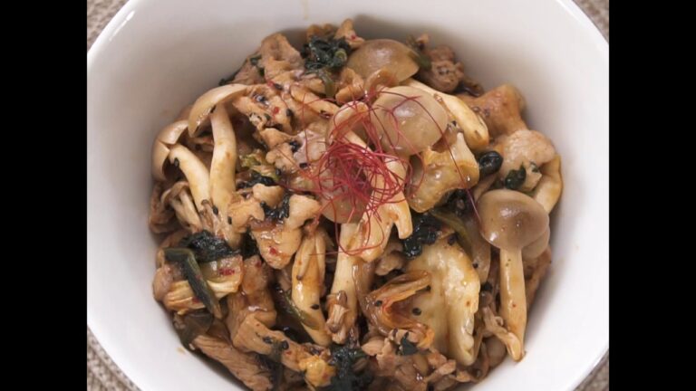 辛みとコクで食べごたえ満点 ほうれん草としめじと豚肉の辛炒め丼 ｜ moguna[モグナ]