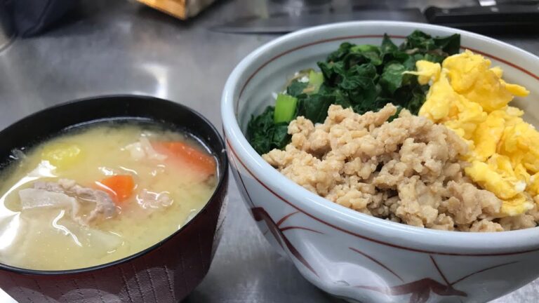 栄養満点！鶏肉・卵・小松菜で三色ごはん♬「丼ごはん」