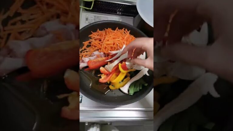 【自炊3年目の50秒料理日記】ビビンバのキットが届いたけどチャプチェにした記録('∇')【カップルvlog】#shorts