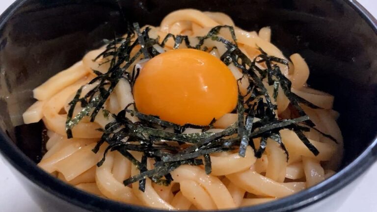 超簡単！コチュジャンで作る甘辛いタレを絡めていただくうどん