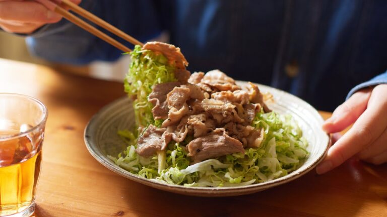 【豚しゃぶサラダ】野菜不足解消！キャベツの千切りにのせるだけでボリューム満点なおかずに！