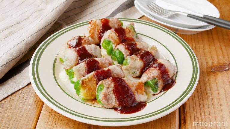 【チーズイン肉巻きピーマン】とろ〜りチーズがたまらない…！ピーマン嫌いの子供も食べられる!?ピーマンにチーズを詰め込み、豚バラ肉を巻いて焼く♪｜macaroni（マカロニ）