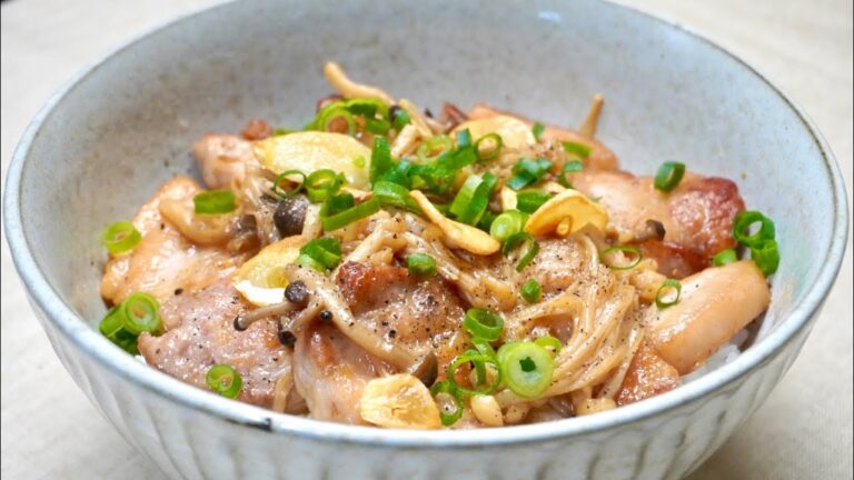 きのこと豚肉のガーリックバター醤油丼🍚たっぷりきのこと厚切り豚バラ肉のジューシーな旨味が控えめに言って最高🤟#飯テロ #shorts #簡単レシピ #料理動画 #豚丼 #丼もの