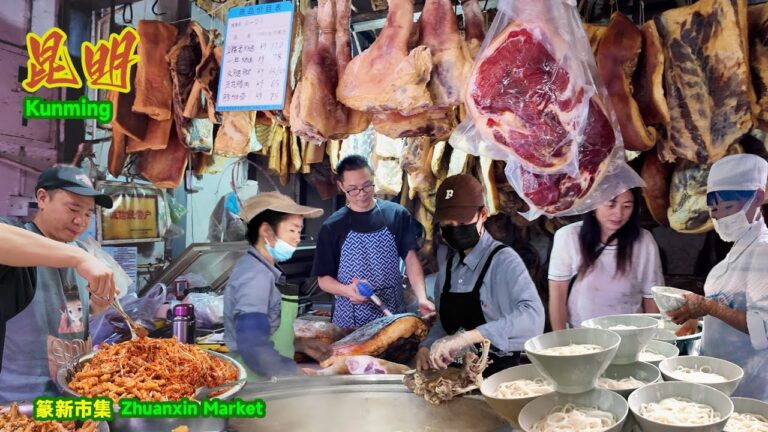 菜市场里的诗和远方，昆明篆新农贸市场就像食材博物馆一样，藏着整个云南山川湖海的气息，几乎汇集了云南所有州县的米线、饵块等小吃，是堪比5A景点的菜市场