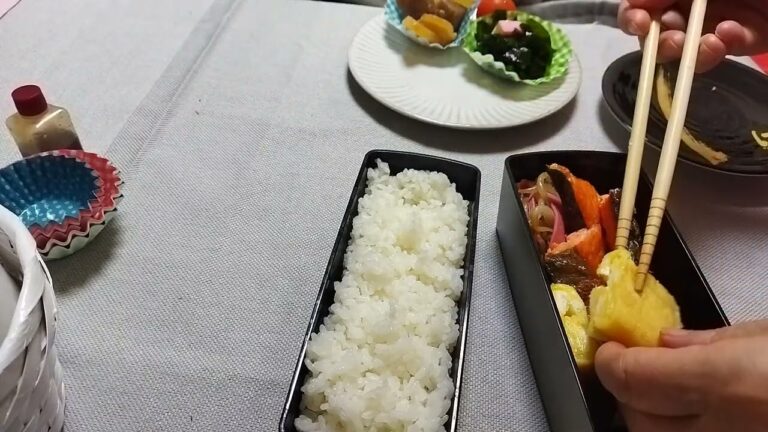 おばあちゃんのヘルシー弁当！シャケ塩焼き、もやしとサラミソーセージ炒め、ワカメサラダ、ピリ辛こんにゃく