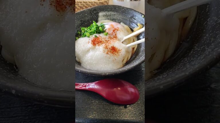 麺天「月見とろろうどん（冷やし）普通盛り」一味をかけて食べる！