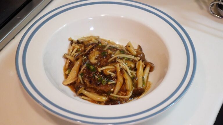 不器用な主婦が最小限のひき肉で作る【和風煮込みハンバーグ】