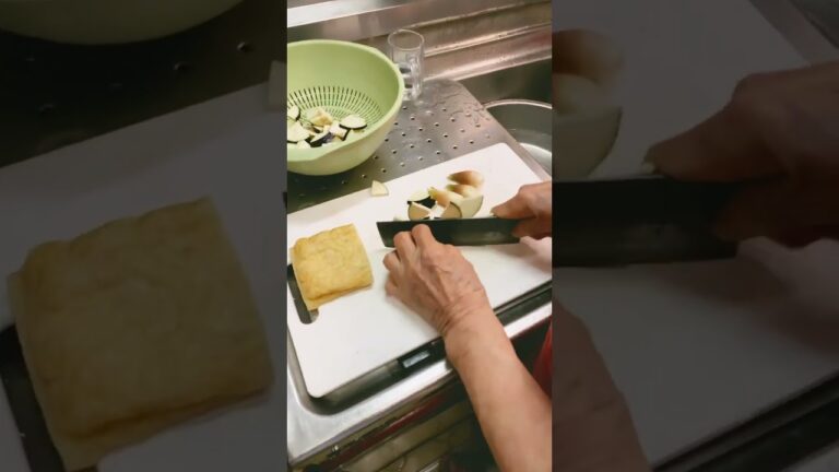 ９３歳おばあちゃん 今朝の味噌汁 茄子🍆、油揚、茗荷、ジャガイモ🥔