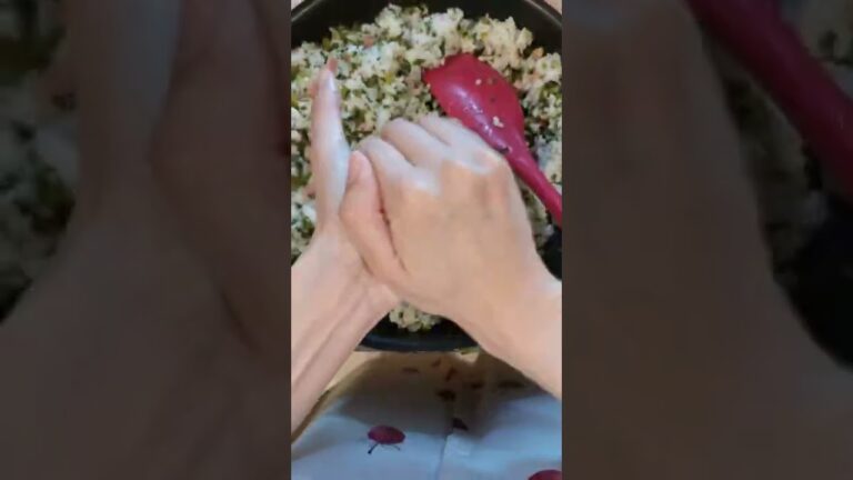 【自炊3年目の料理日記】大好きなカブの葉っぱとベーコンのおにぎりをつくった記録('∇')【ふたりごはんvlog】#Shorts