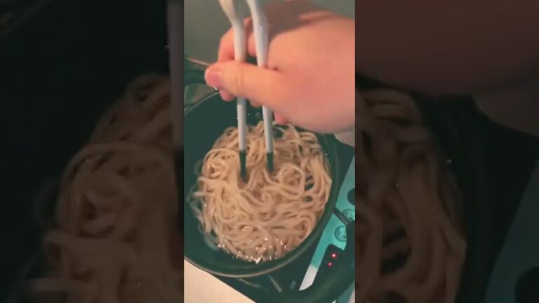 うどん二玉に納豆をただぶっ掛けて食う動画