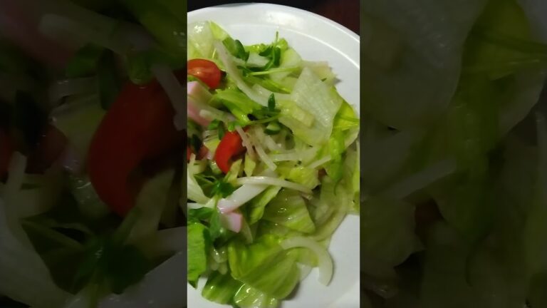 今夜は混ぜ混ぜサラダ。キュウリ、レタス、玉ねぎトマト、豆苗、カマボコ。