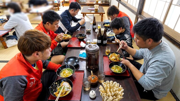 福岡）カツ丼ドカ食いアニキ達で賑わう巨大うどん店の超絶怒涛の昼営業。福岡のおすすめグルメ５選。