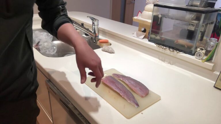 ［魚をさばく］飛魚を捌いて塩焼きとネギ炒めにした