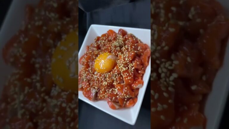 くせになる旨さ！やみつきサーモンユッケ丼！【レシピ動画あり】