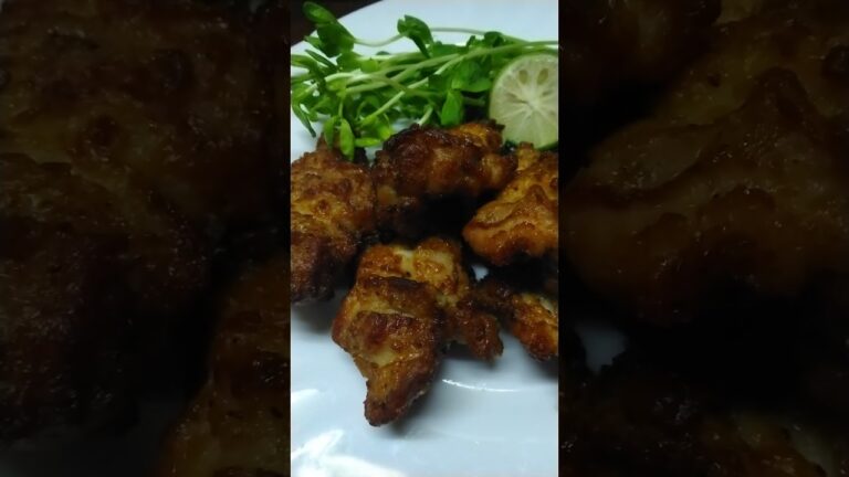 手羽元を開いてニンニクと生姜、醤油で味付けて揚げました。大分県のカボスを添えました。