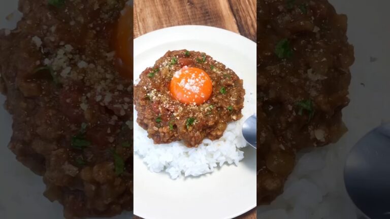レンジでここまでの味ができるとは…!って驚く美味しさのキーマカレー。仕上げのバターで格段に美味しくなる。煮込んでないのに丁寧に煮込んだみたいな味します。レシピは右上の点から説明欄へ #おうちごはん